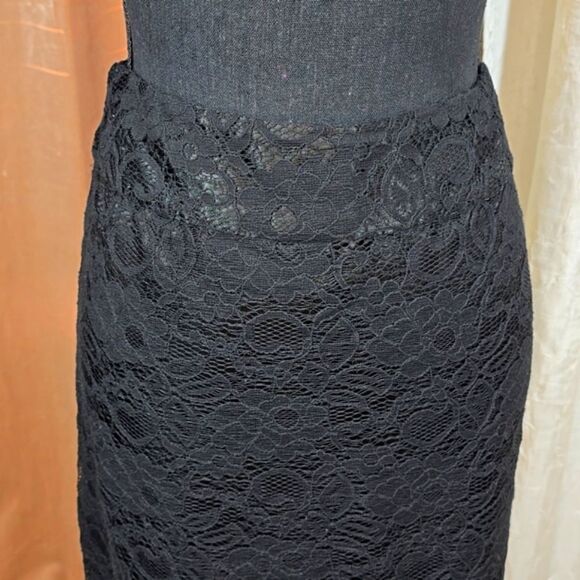 Banana Republic Black Two Tone Floral Lace Pencil Skirt - Picture 2 of 11